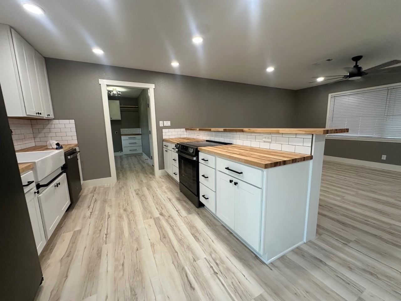 1009 Oak Ridge Ln - Photo 7 of 21