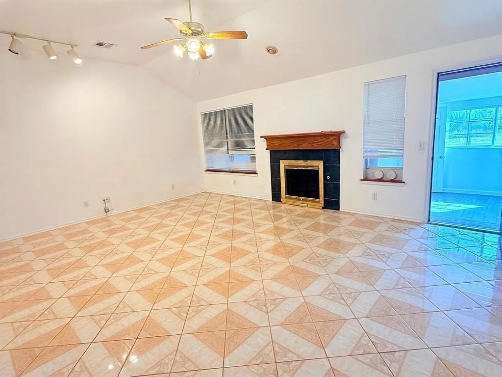 1016 Westbury Ter - Photo 5 of 17