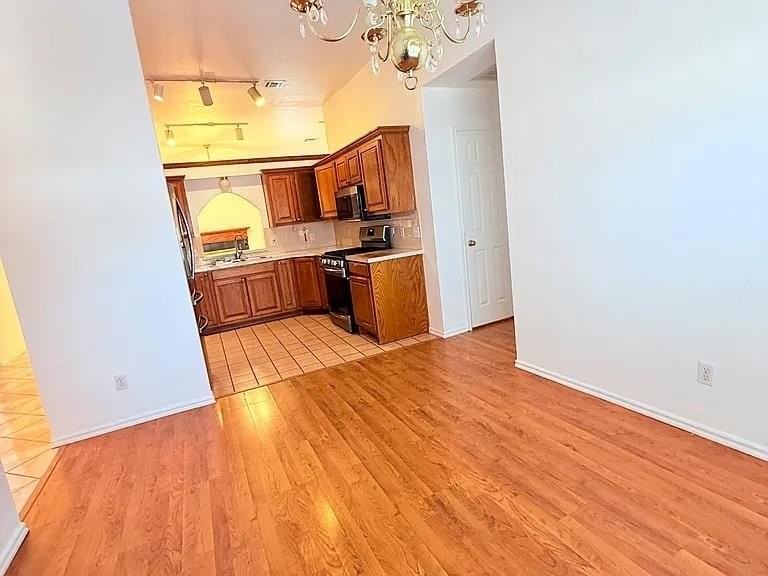 1016 Westbury Ter - Photo 7 of 17