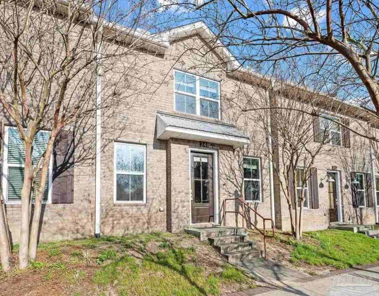 248 N De Villiers St