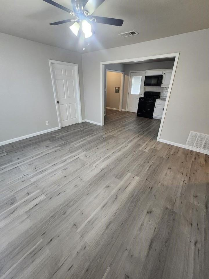 205 Waverly Dr - Photo 3 of 24