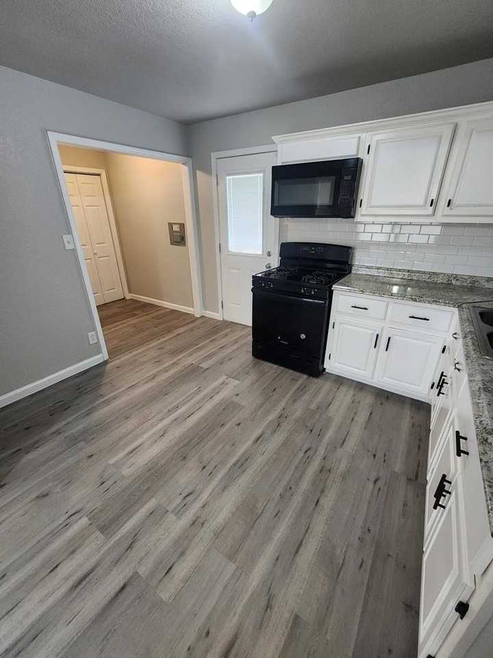 205 Waverly Dr - Photo 7 of 24