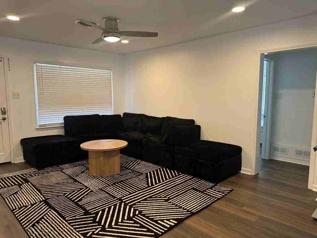 705 Ainslee St - Photo 2 of 17