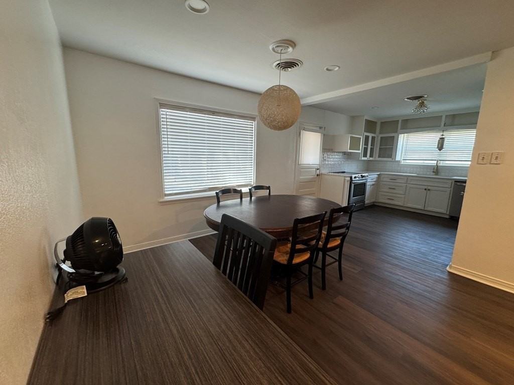 705 Ainslee St - Photo 4 of 17