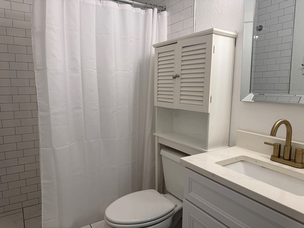 705 Ainslee St - Photo 6 of 17