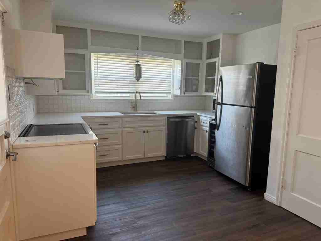 705 Ainslee St - Photo 7 of 17