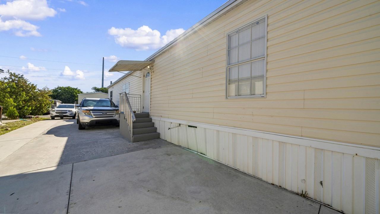 4905 Ne 2nd Way - Photo 2 of 20