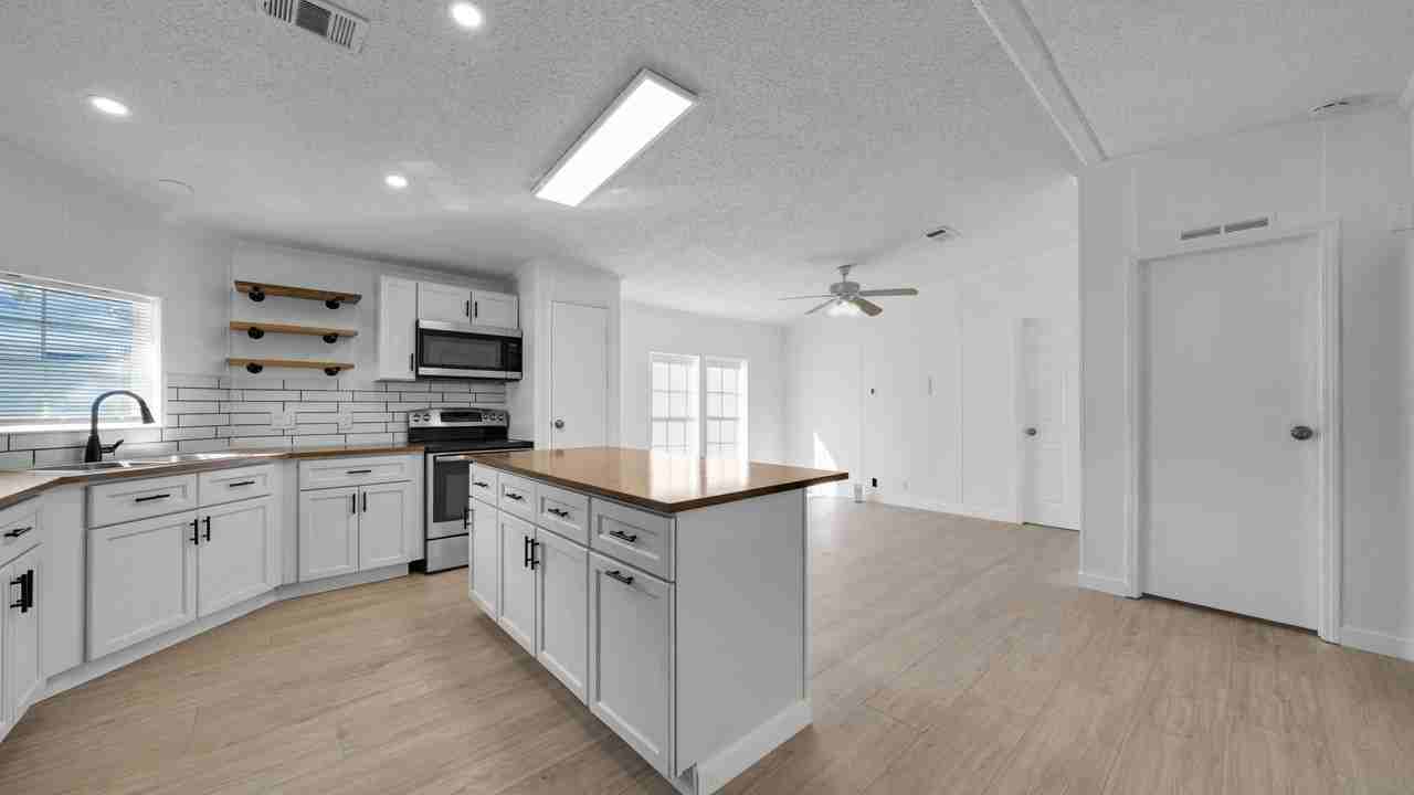 4905 Ne 2nd Way - Photo 3 of 20