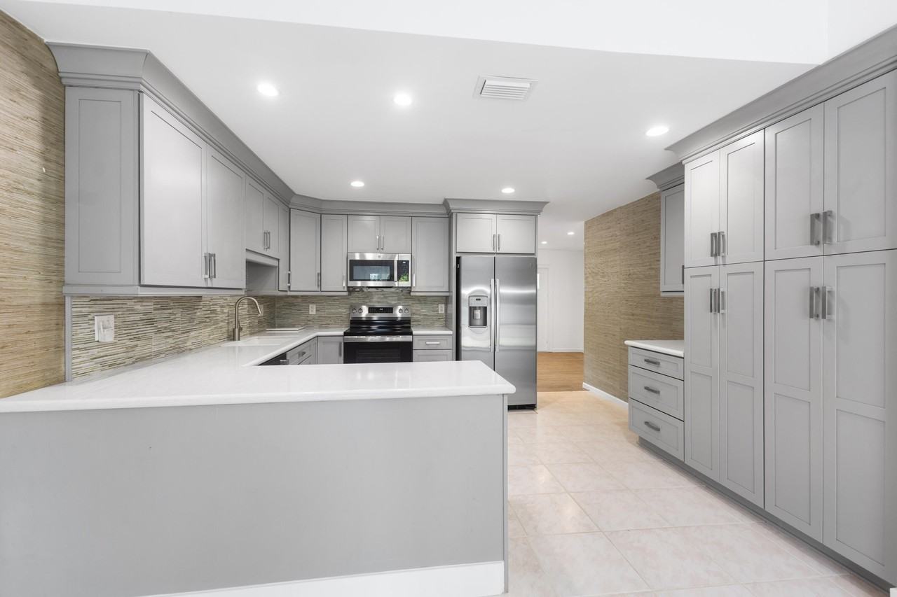 227 W Riverside Dr - Photo 4 of 22