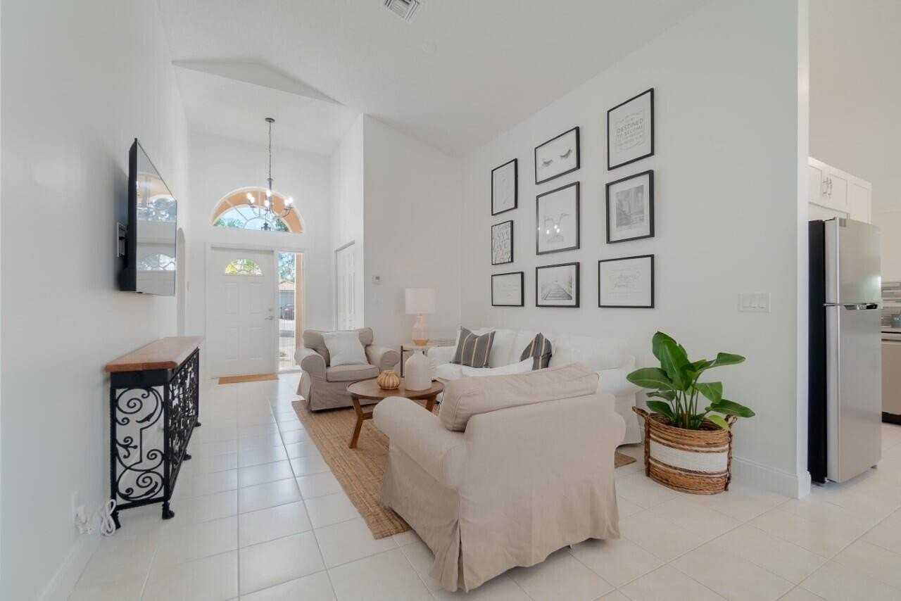 1840 Capeside Cir - Photo 3 of 20