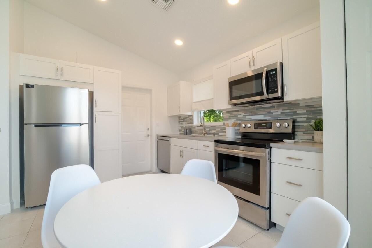 1840 Capeside Cir - Photo 6 of 20