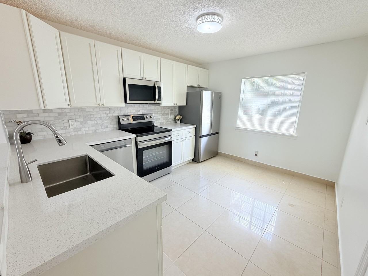 11697 Sw 19th St - Photo 5 of 48