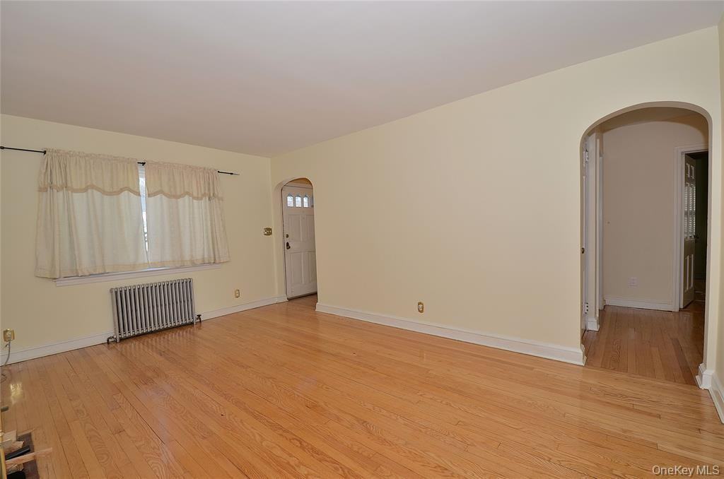 1558 Victoria St - Photo 3 of 40