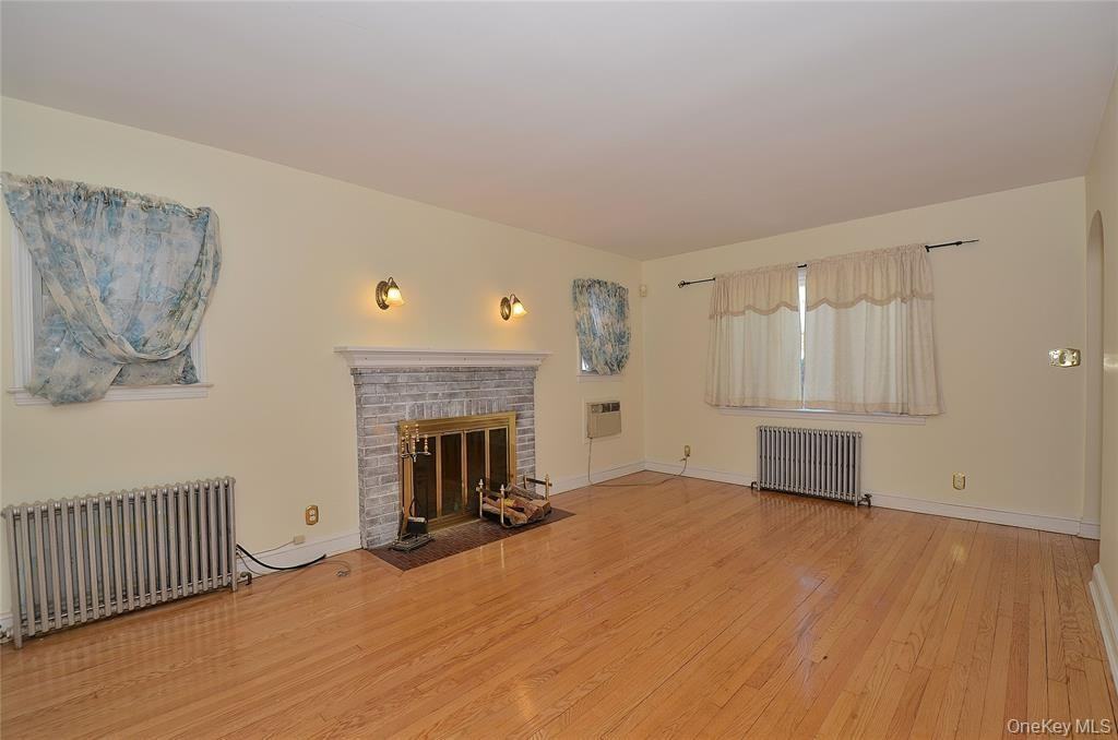 1558 Victoria St - Photo 4 of 40