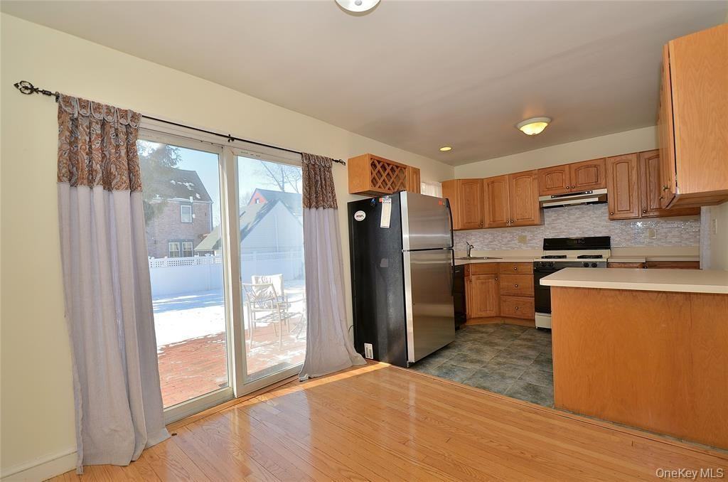 1558 Victoria St - Photo 5 of 40