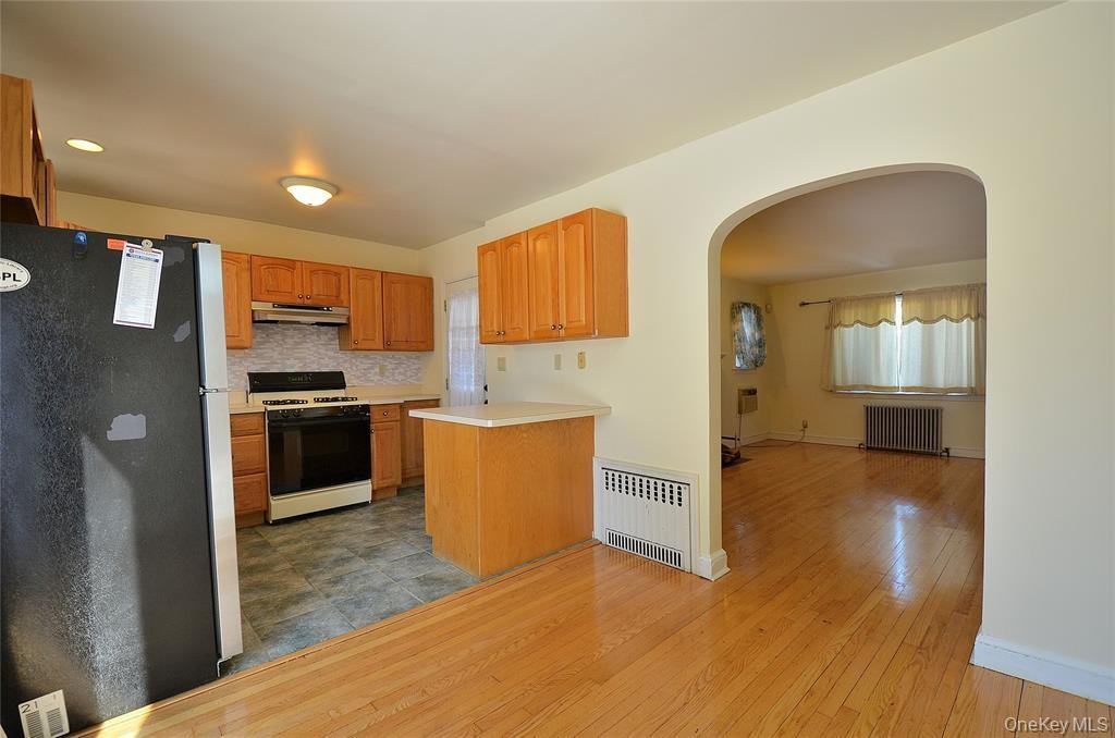 1558 Victoria St - Photo 6 of 40