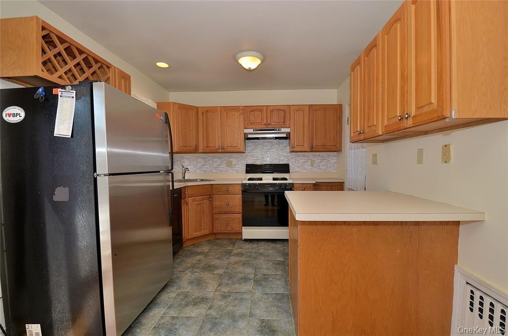 1558 Victoria St - Photo 7 of 40