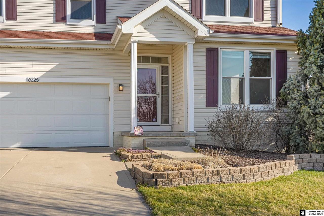 16226 Cary St - Photo 2 of 33