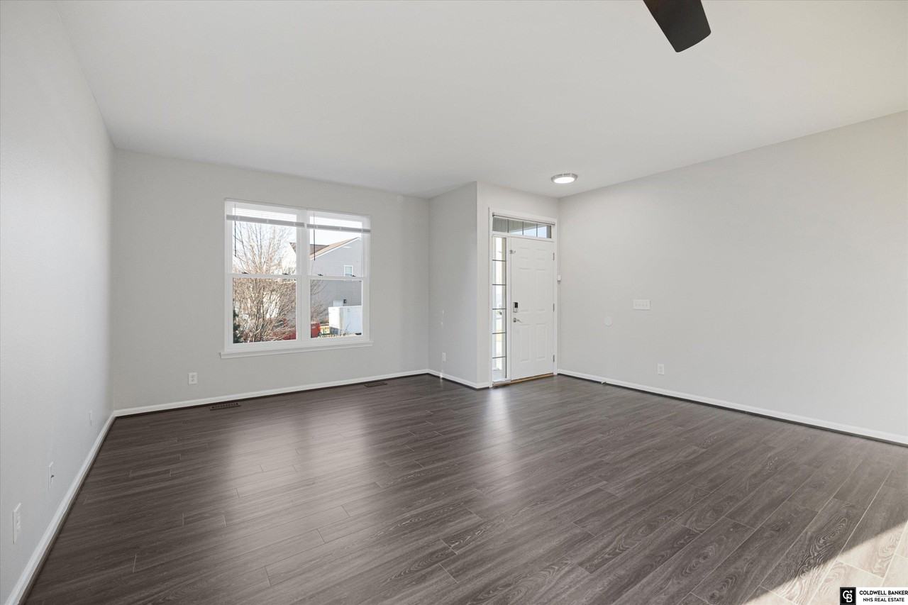 16226 Cary St - Photo 3 of 33