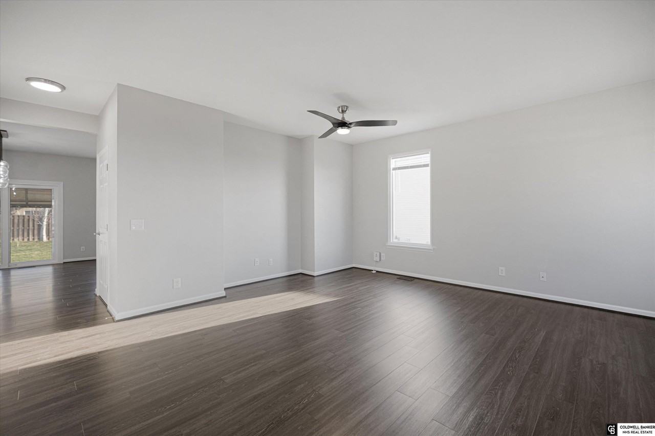 16226 Cary St - Photo 4 of 33