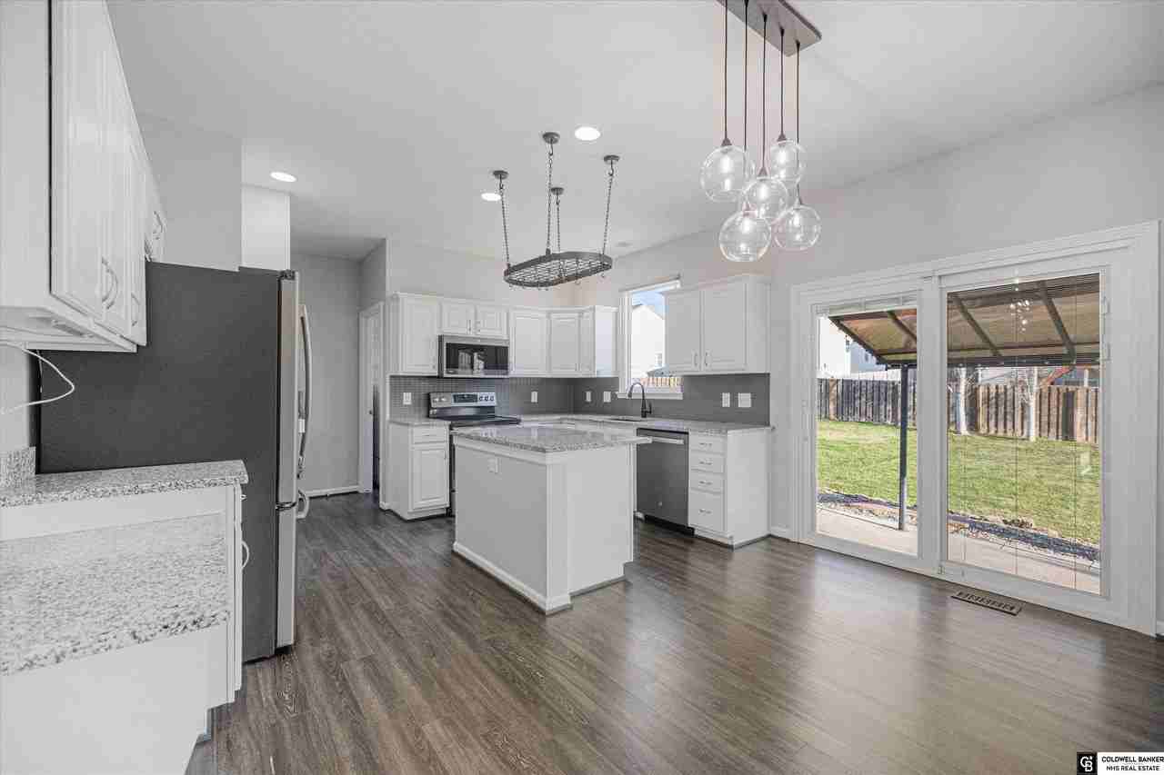 16226 Cary St - Photo 5 of 33