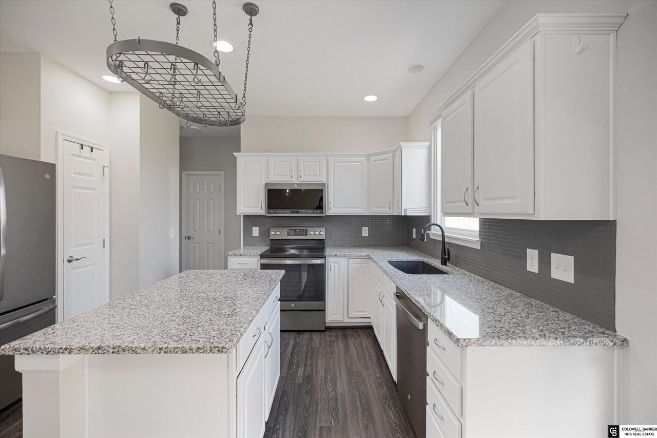 16226 Cary St - Photo 6 of 33