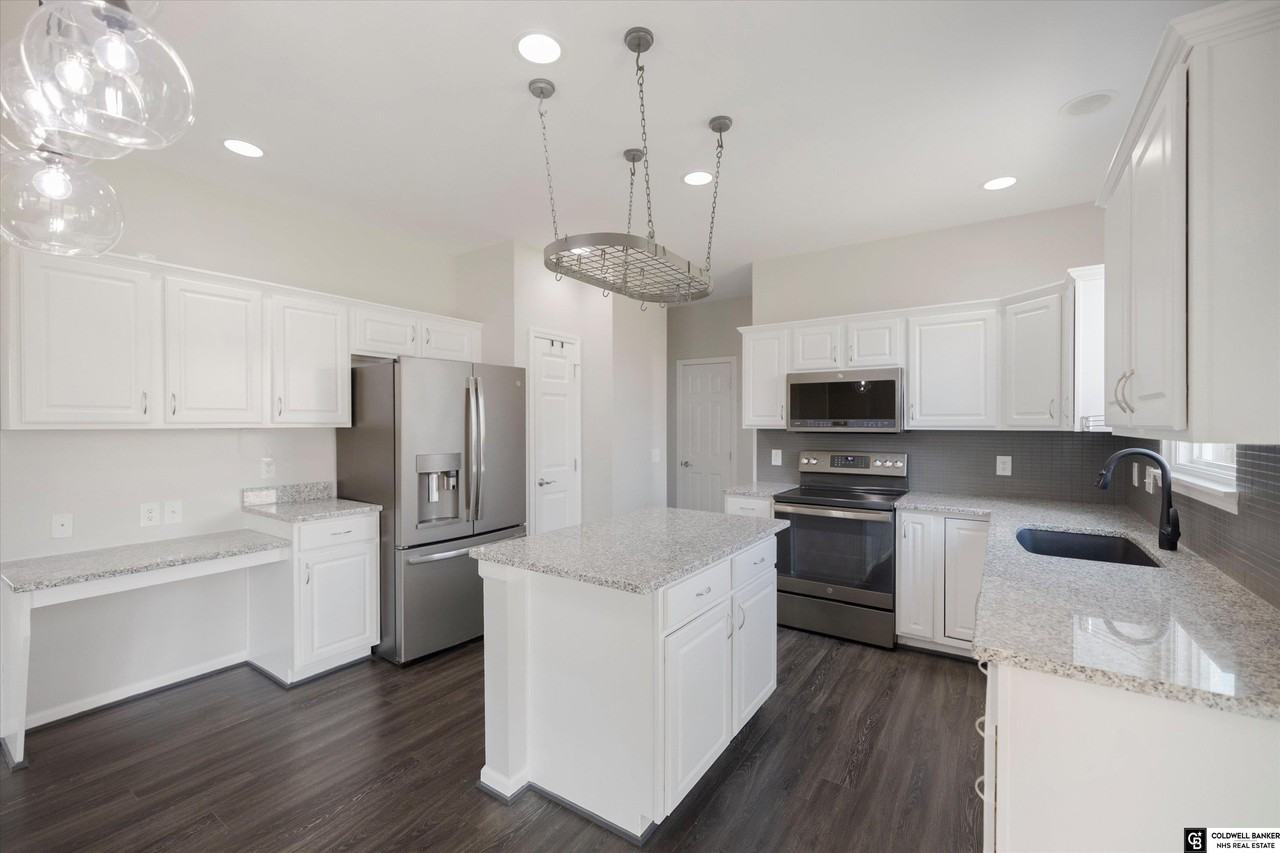 16226 Cary St - Photo 7 of 33