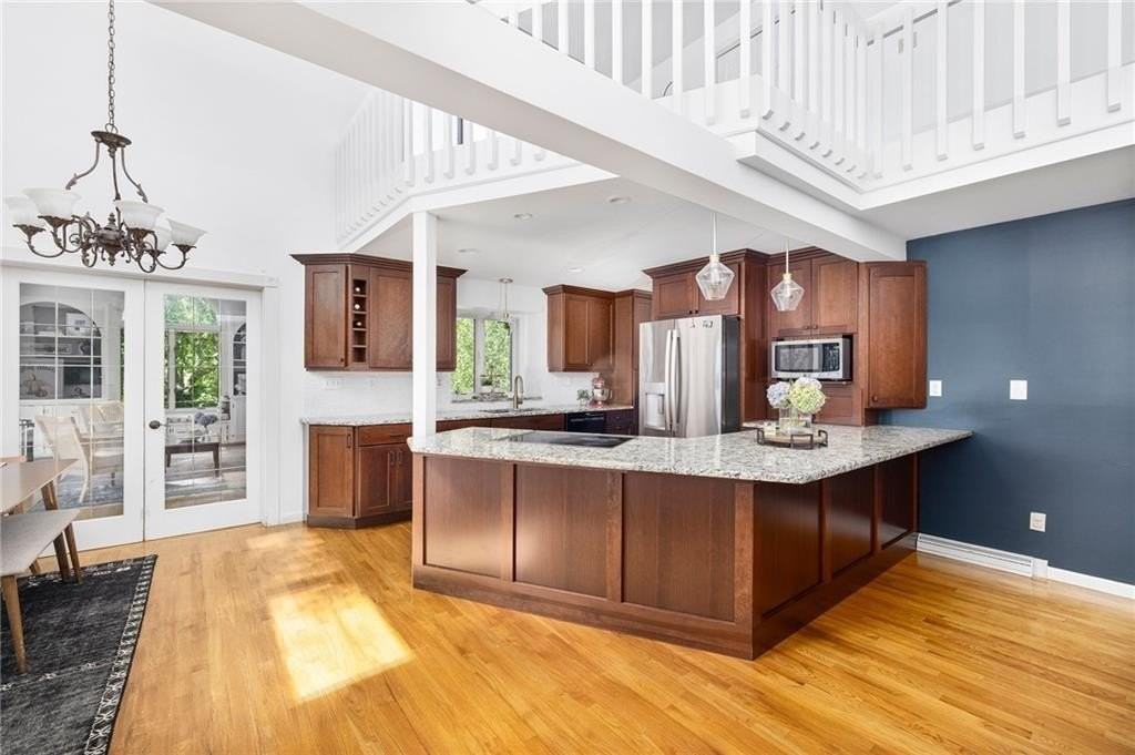 581 Middle Rd - Photo 3 of 46