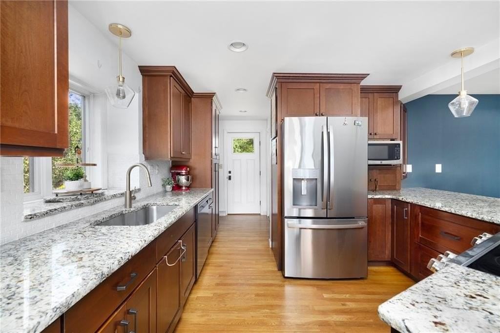 581 Middle Rd - Photo 5 of 46