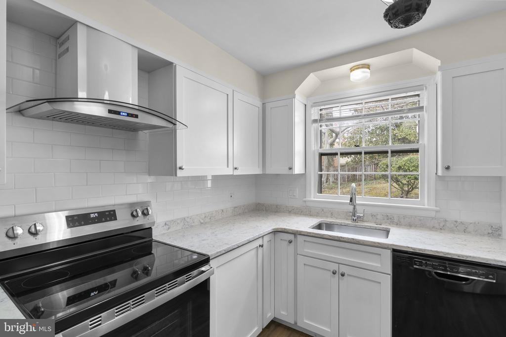 5617 Knollwood Rd - Photo 5 of 33