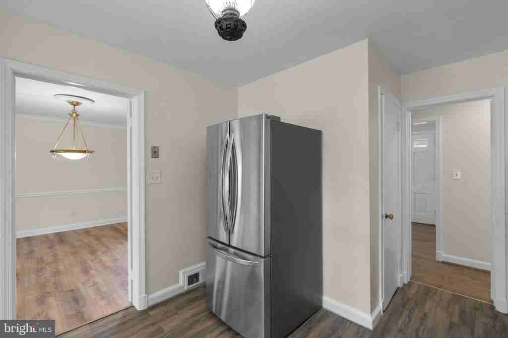 5617 Knollwood Rd - Photo 7 of 33