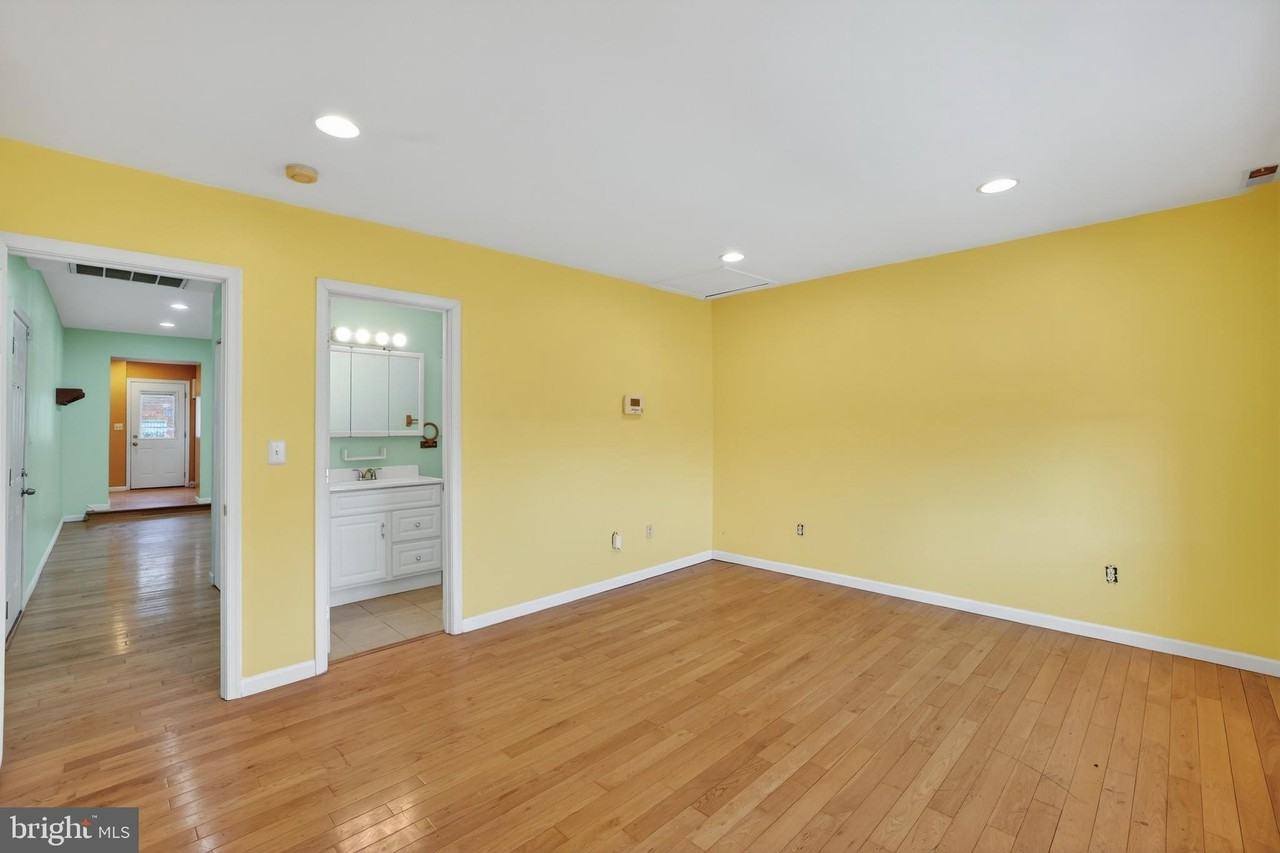 1227 Meigs Pl Ne Apt D - Photo 2 of 19