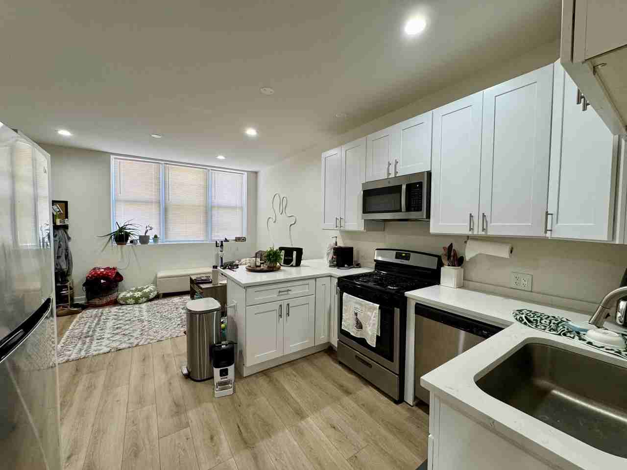 908 S Loomis St #1F - Photo 3 of 19