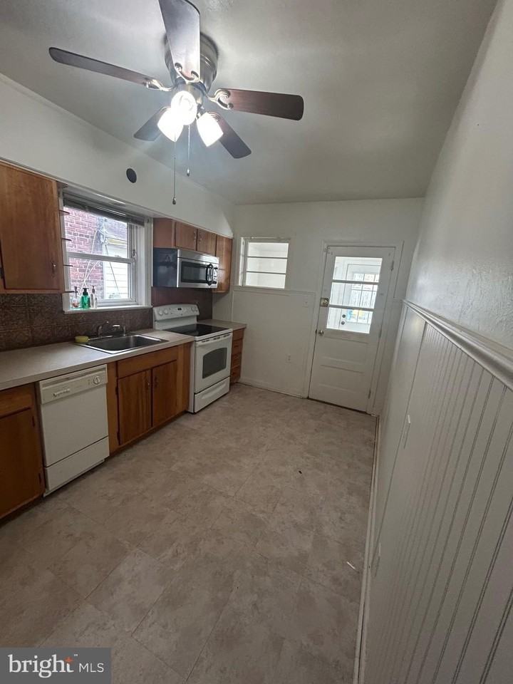 30 Amboy Ave - Photo 7 of 28