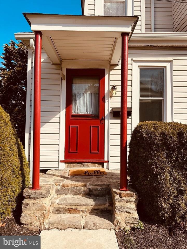 1010 Girard Ave - Photo 2 of 10