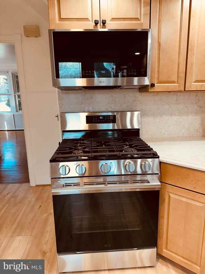 1010 Girard Ave - Photo 7 of 10