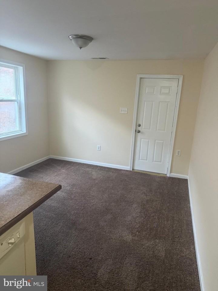 1008 Clifton Ave Unit B - Photo 3 of 11