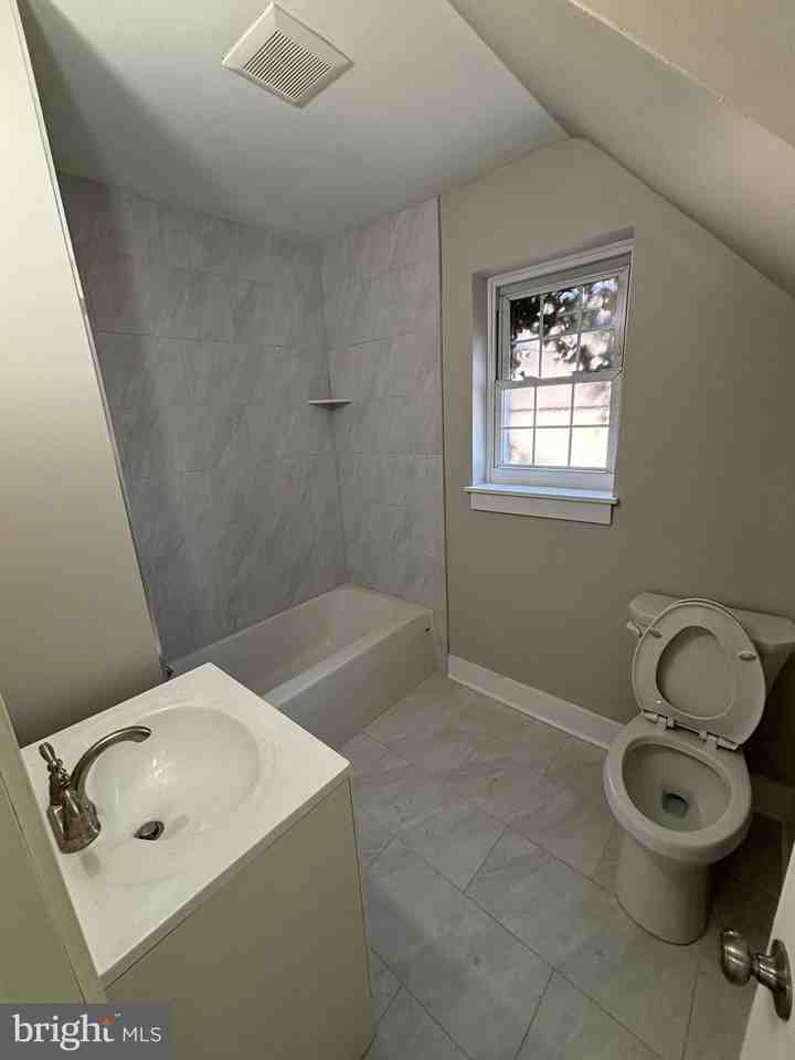 18 W Fifth St #D - Photo 5 of 6