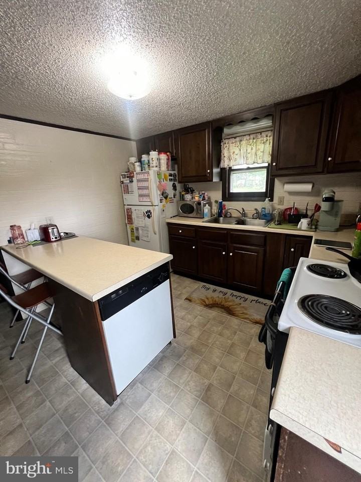 9882 Tower Rd - Photo 4 of 13