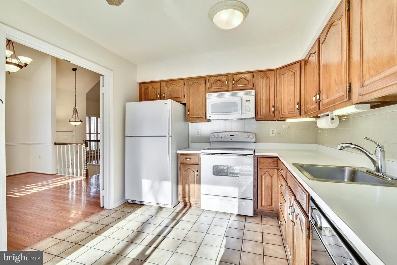 3023 Oakton Meadows Ct - Photo 7 of 30