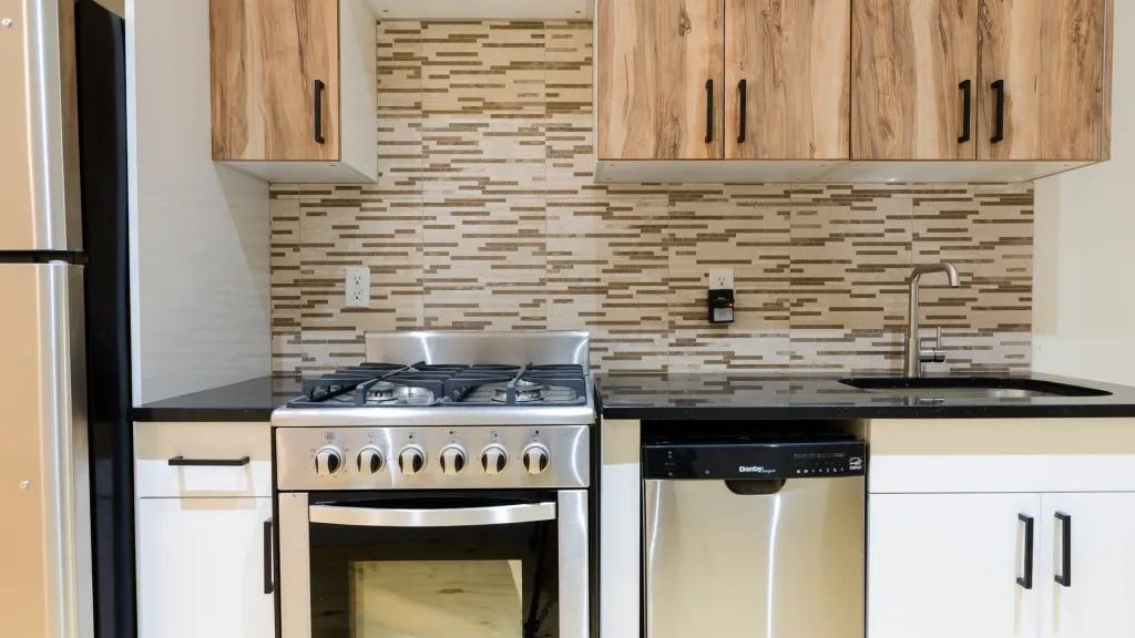 Private Bedroom in 4 Bedroom/1 Bathroom Home - Photo 4 of 6