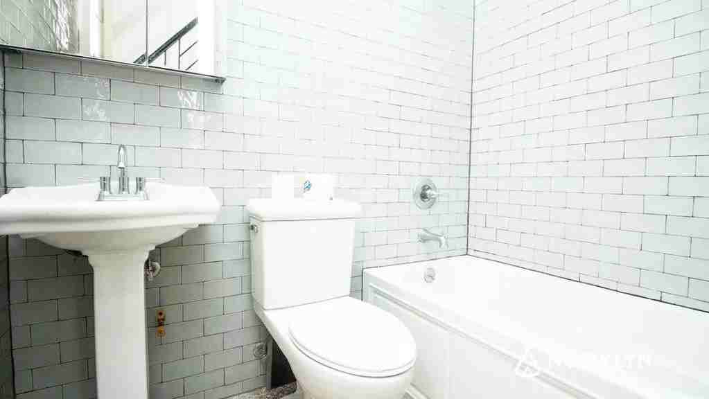 Private Bedroom in 4 Bedroom/1 Bathroom Home - Photo 5 of 6