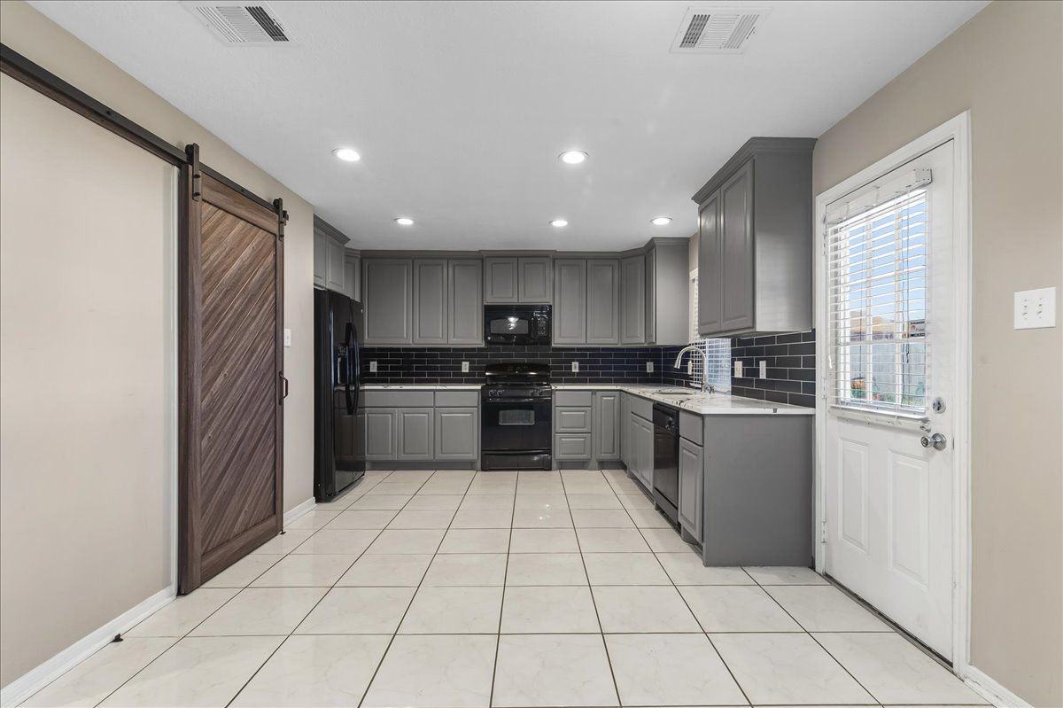 16218 Bunker Ridge Rd - Photo 7 of 40