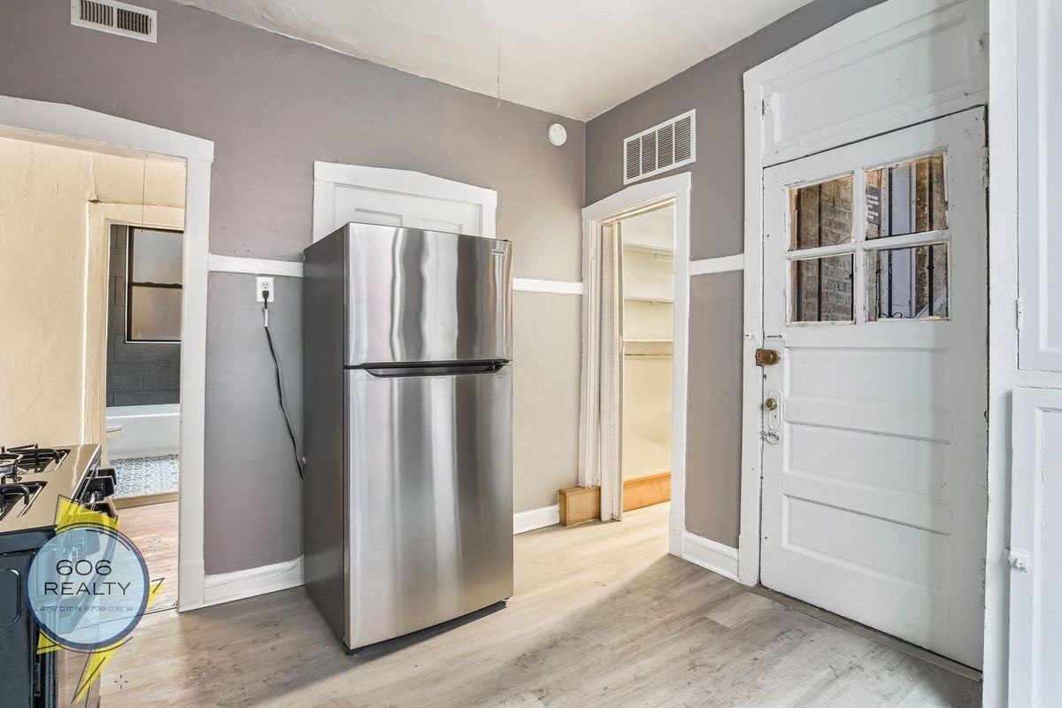 1030 E Hyde Park Blvd - Photo 3 of 13