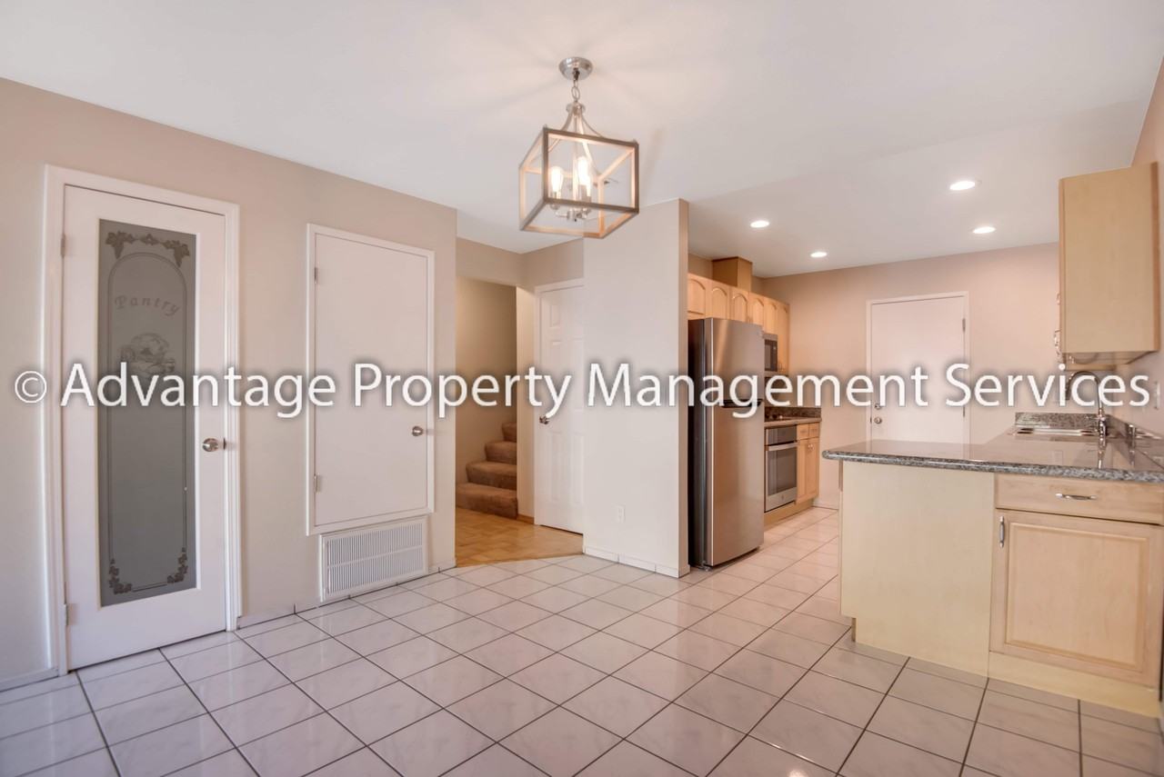 8341 Locust Pl N - Photo 5 of 23