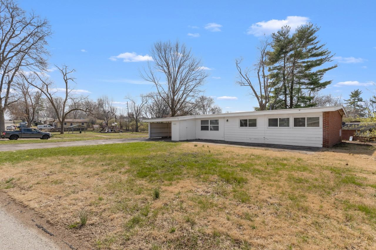8300 Hatina Dr - Photo 3 of 20