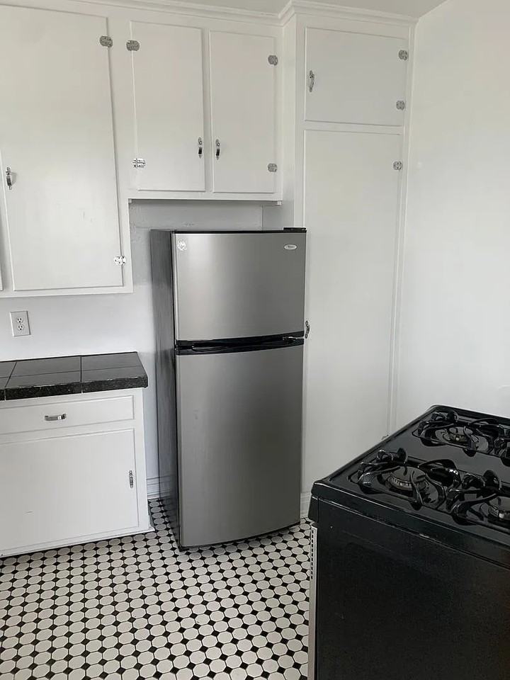 301 E 21st St - Photo 3 of 7