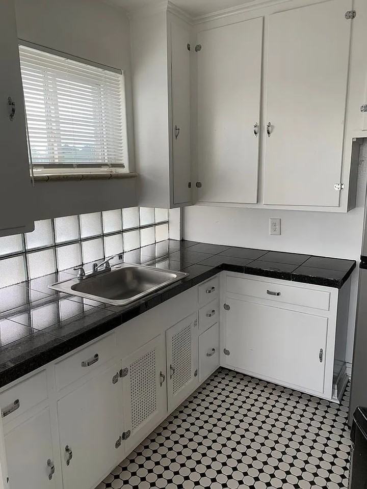 301 E 21st St - Photo 4 of 7