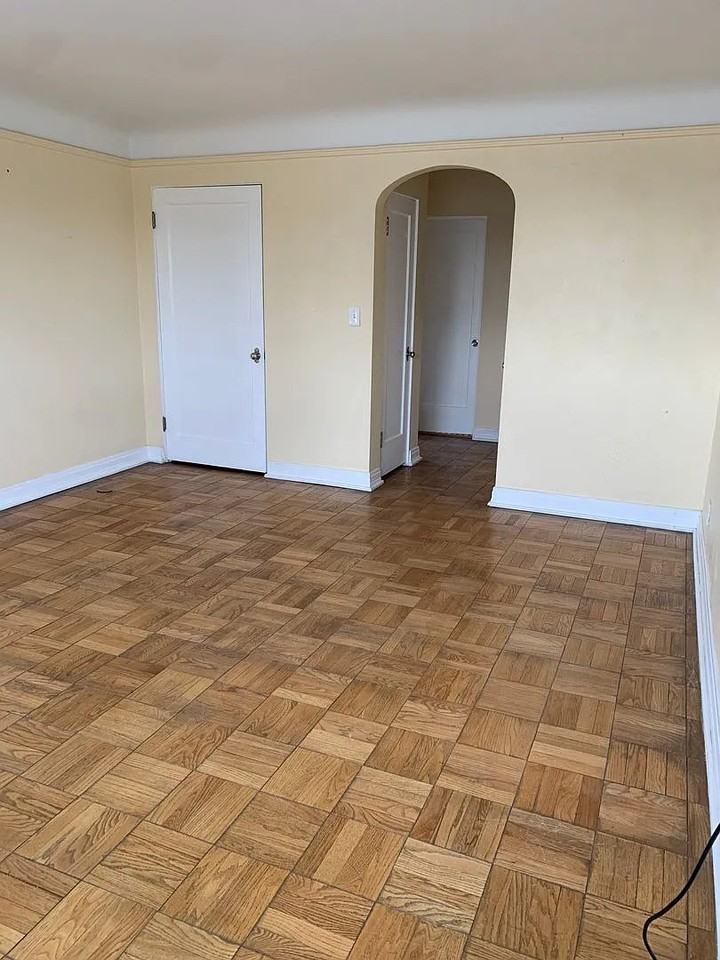 301 E 21st St - Photo 5 of 7