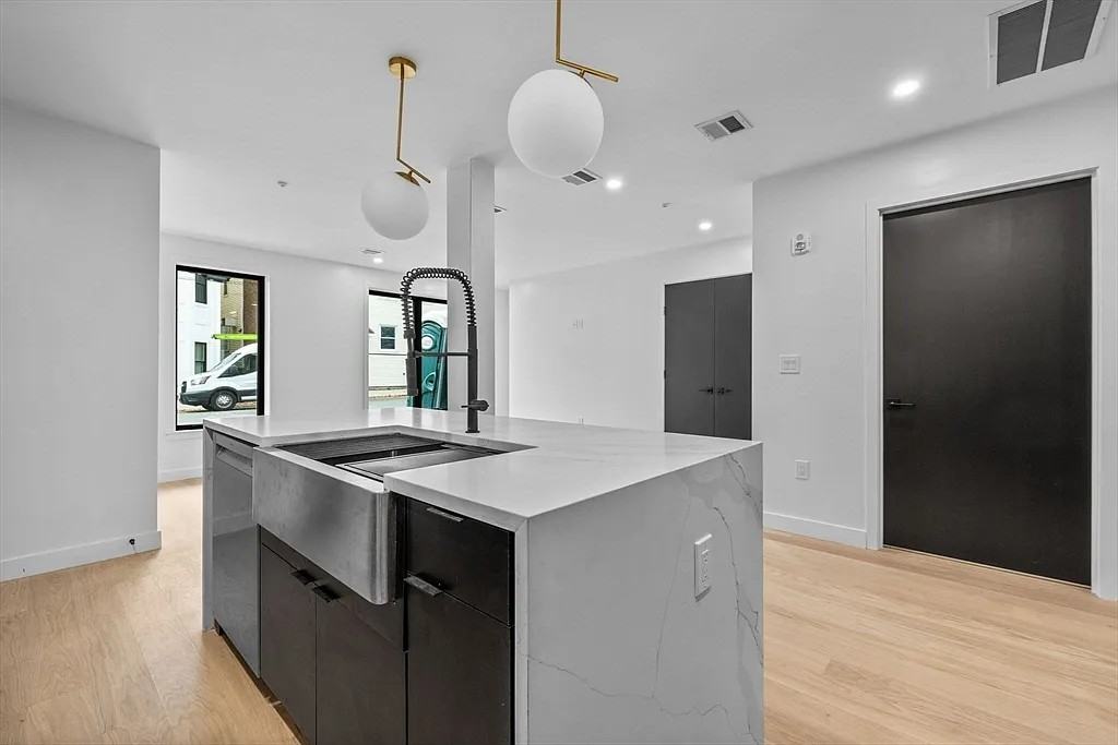 230 Everett St - Photo 3 of 11